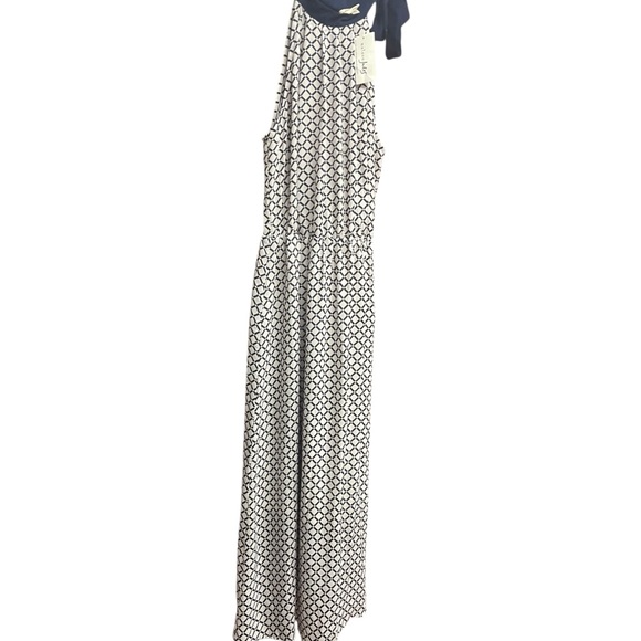 Navy and White classy dress it’s a small I didn’t loose enough weight to fit - Picture 5 of 9